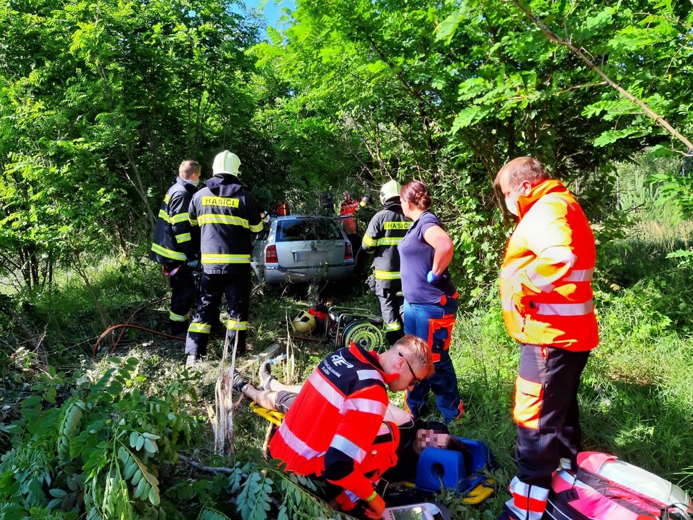 Na D2 došlo k smrteľnej nehode. Auto skončilo mimo cesty 