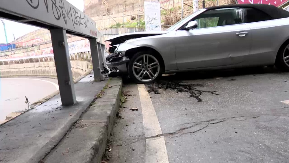 [multi] Autom preletel cez schody 4863