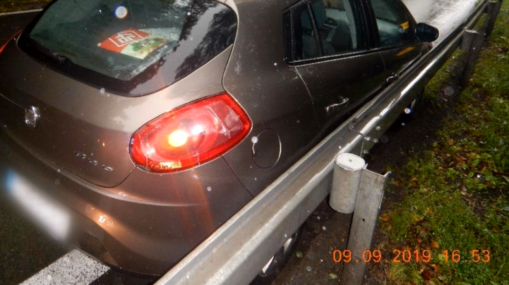 Zrážka kamiónu s osobným autom mala takmer fatálne následky. Náves skrížilo cez oba pruhy 