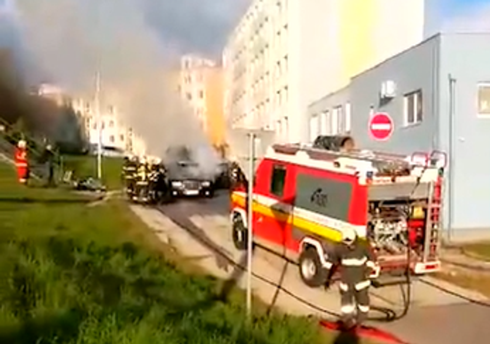 Mladej žene začalo horieť auto počas jazdy. Pred plameňmi sa snažila uniknúť aj so svojim dieťaťom