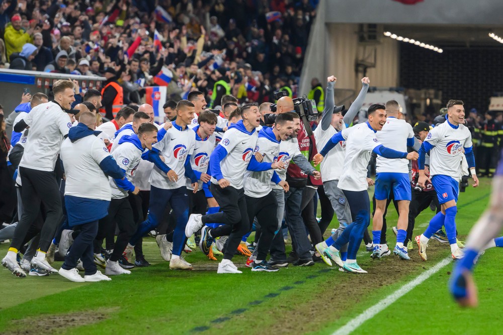 Futbalisti Slovenska postúpili na majstrovstvá Európy po tom, ako na Tehelnom poli zdolali Island 4:2