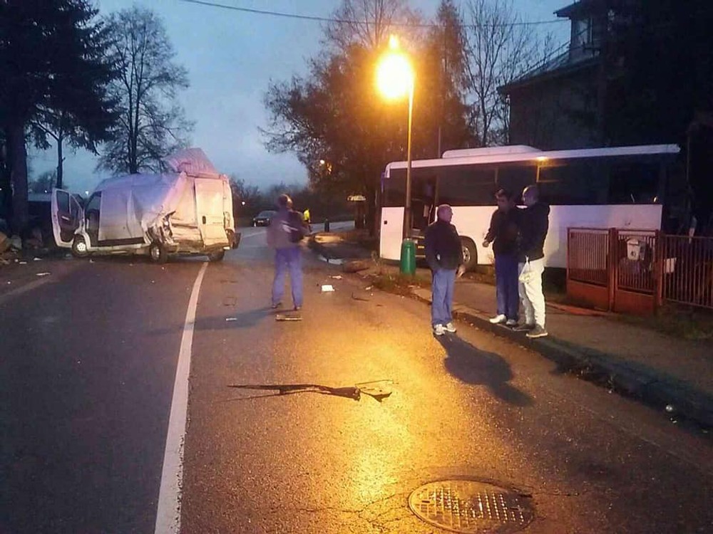 Pri vážnej dopravnej nehode sa zrazil autobus s dodávkou. Viacero cestujúcich sa zranilo 
