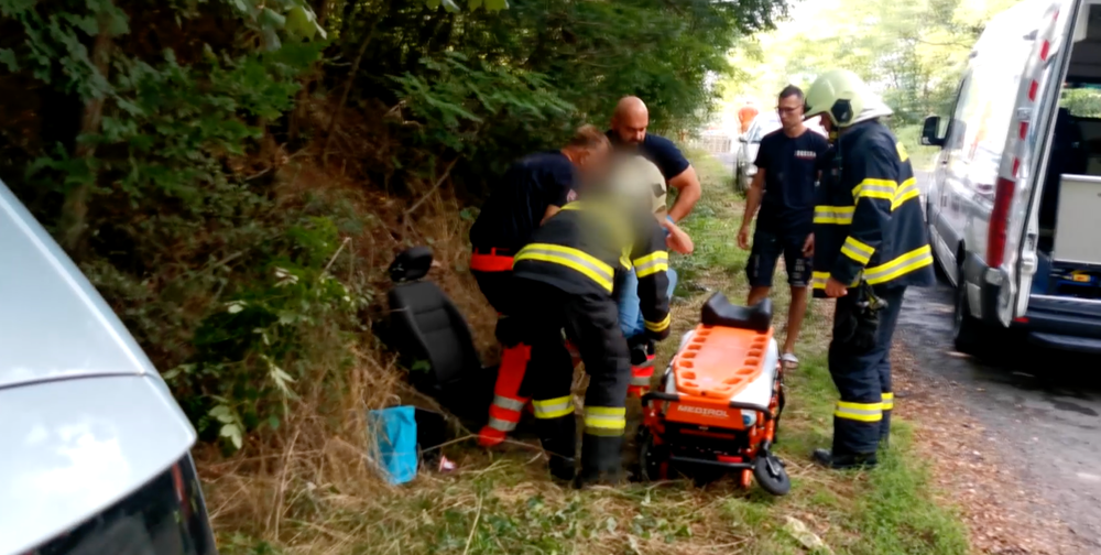 Vodiči najskôr prechádzali okolo bez povšimnutia, ale pri zranenej žene nakoniec dvaja zastali