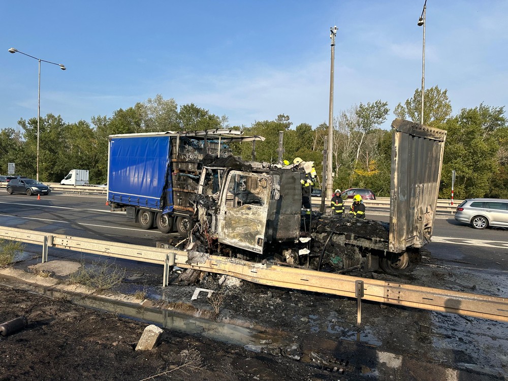 Požiar nákladného vozidla za mostom