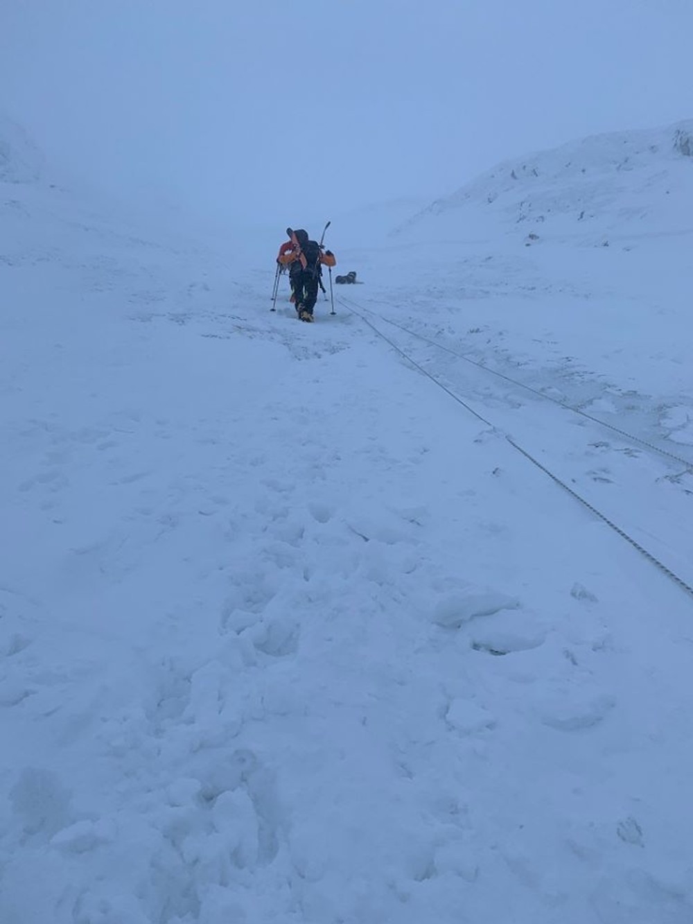 Pád lavíny sa v Nízkych Tatrách skončil tragicky. Strhla so sebou dvoch lyžiarov 