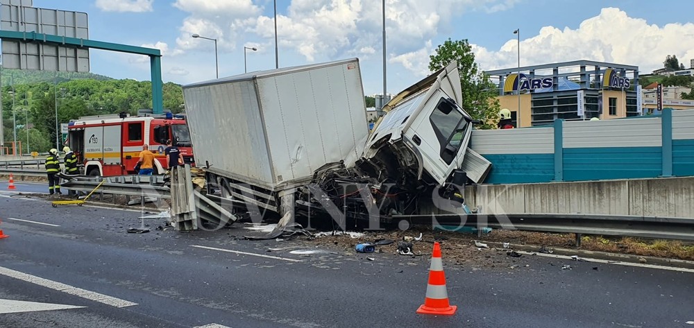 Kamión vo zvodidlách