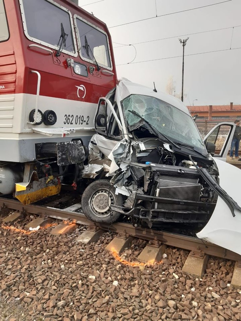Tragická nehoda na železničnom priecestí. Zrážka s vlakom si vyžiadala dva životy