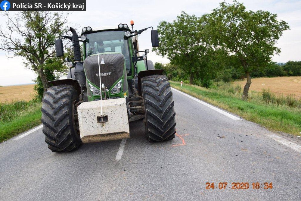 Po zrážke s traktorom vyhasol život motocyklistu