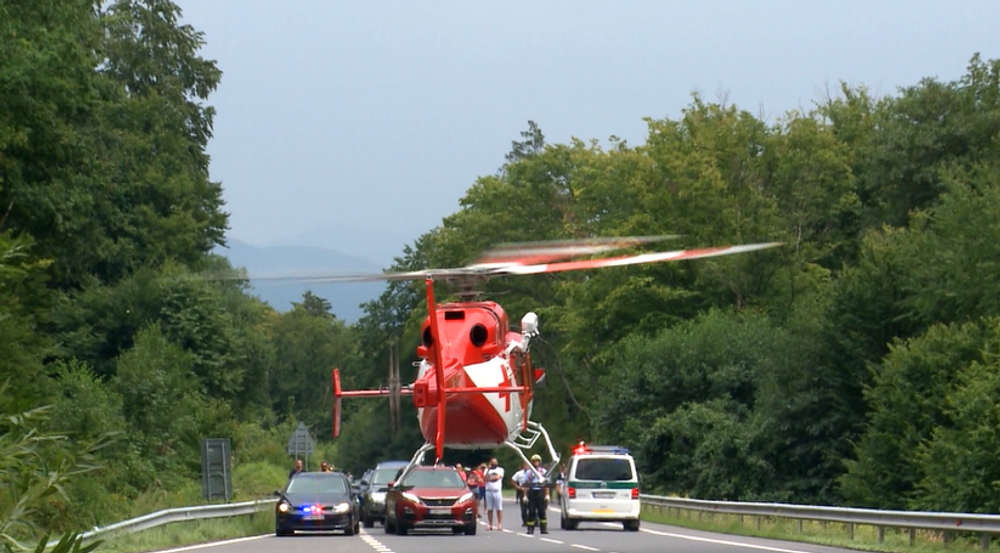 Zrážka dvoch motorkárov uzavrela hlavný ťah na Handlovú, na miesto privolali vrtuľník 