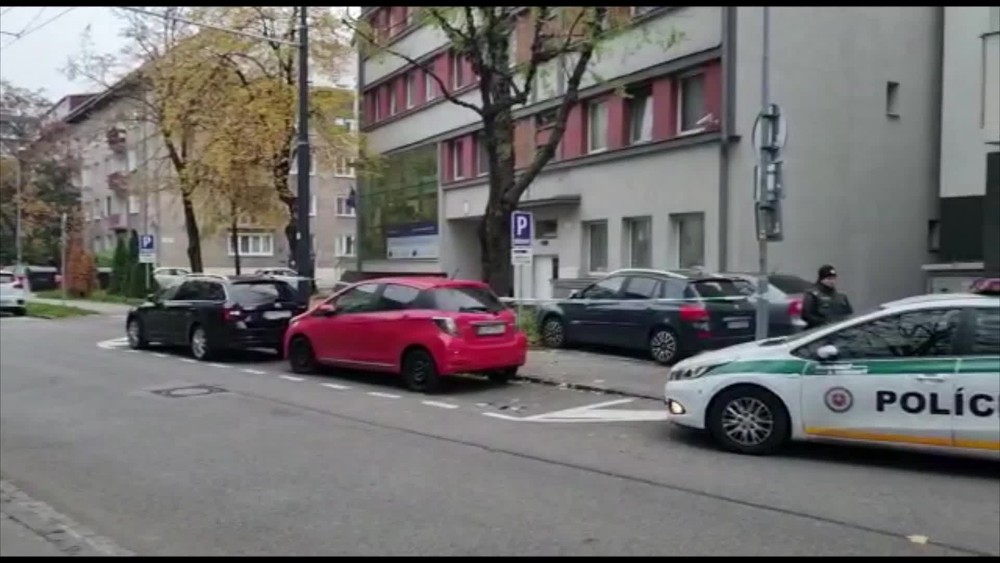 [multi] Streľba v klube 12732