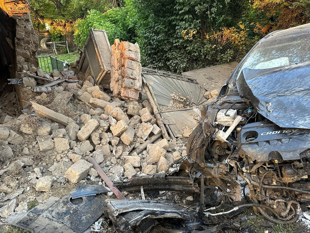 Rozpadnutý dom po náraze auta