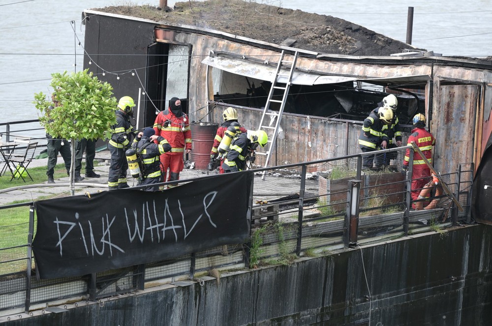 požiar PINK WHALE (2)