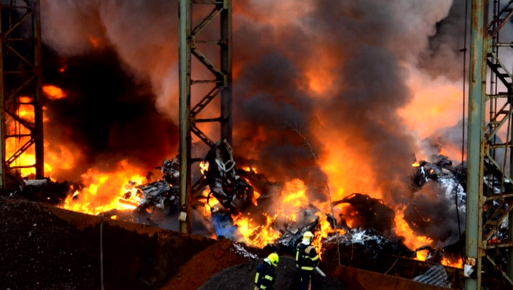 Obrovský požiar zachvátil šrotovisko. Vidieť ho bolo na desiatky kilometrov ďaleko