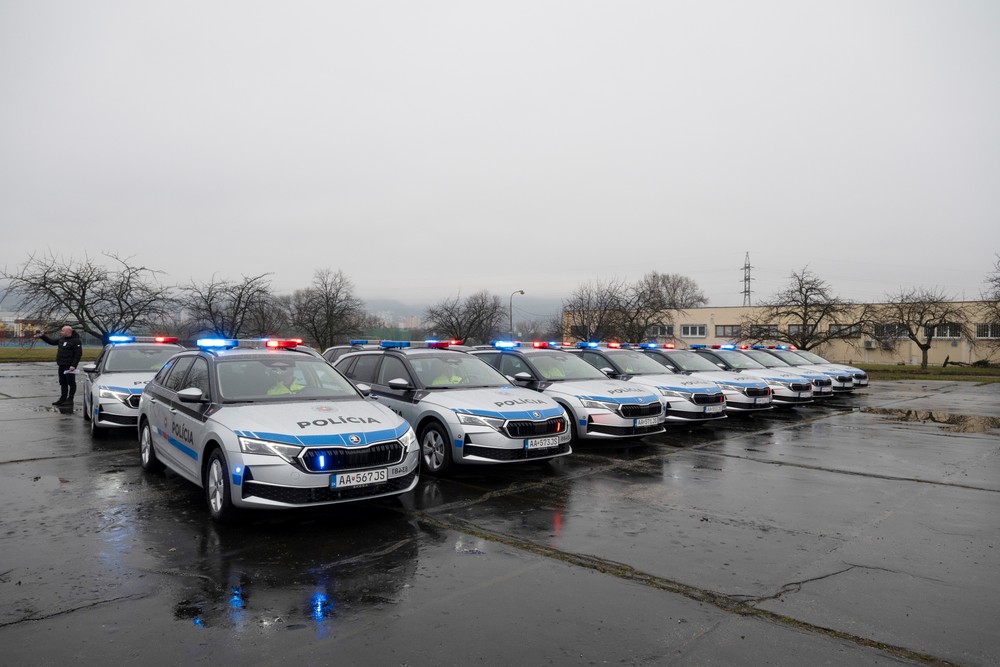 Nové vozidlá Škoda Oktávia, ktoré odovzdali policajtom dopravnej polície Slovenskej republiky