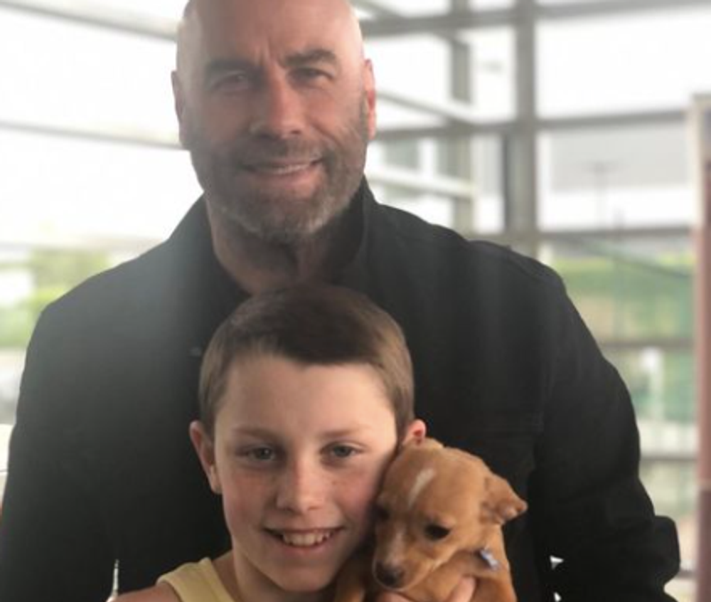 John Travolta adoptoval psíka