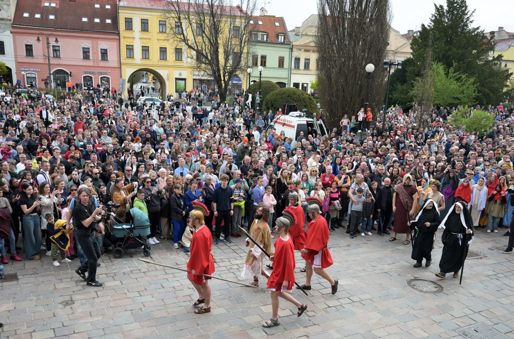 Herci a publikum Krížovej cesty