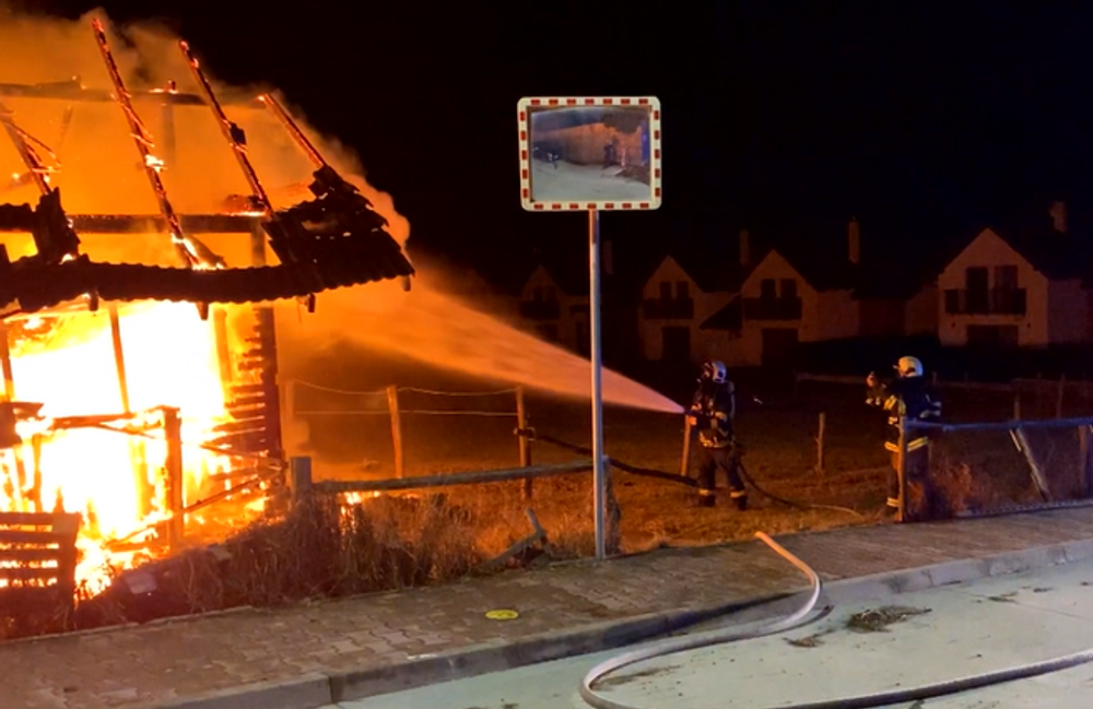 Zhorelo mu auto a teraz konská maštaľ