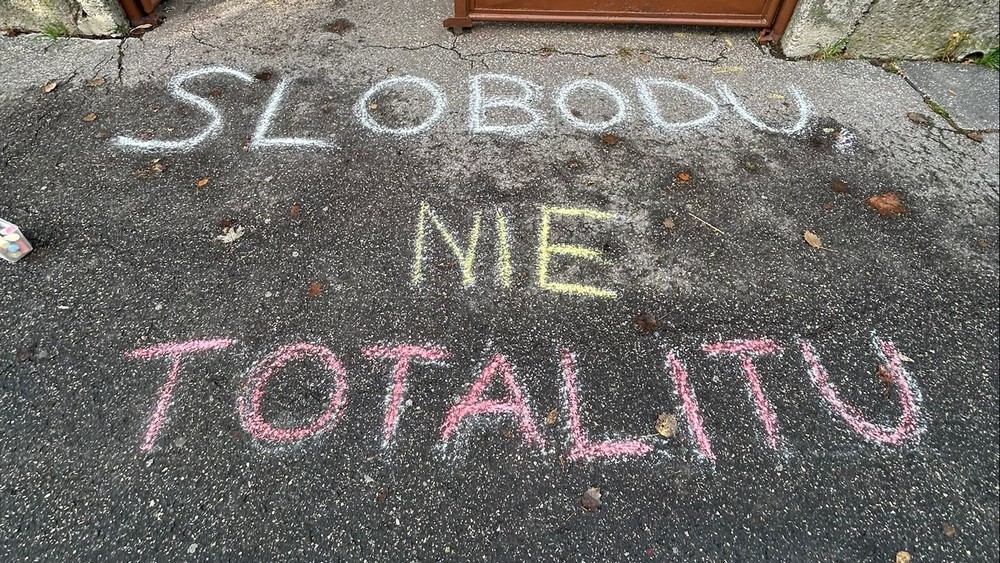 Kriedové nápisy na chodníku  (cropped)