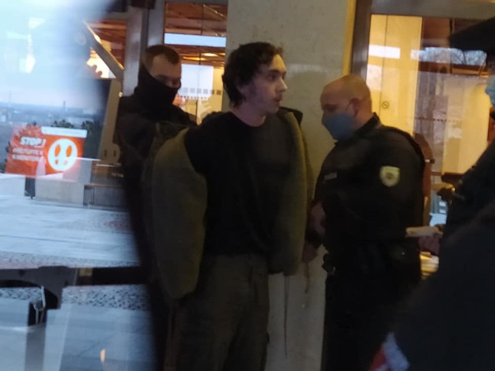 Do budovy sa snažil dostať mladík so sekerou v ruke 