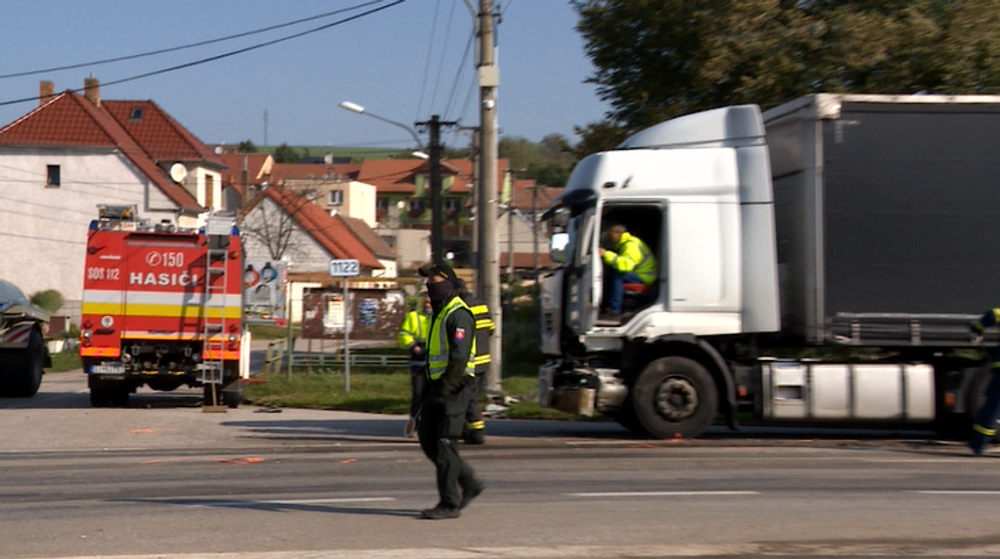 Vážna nehoda na Záhorí. Po náraze do kamióna odhodilo auto pod náves druhého kamionistu