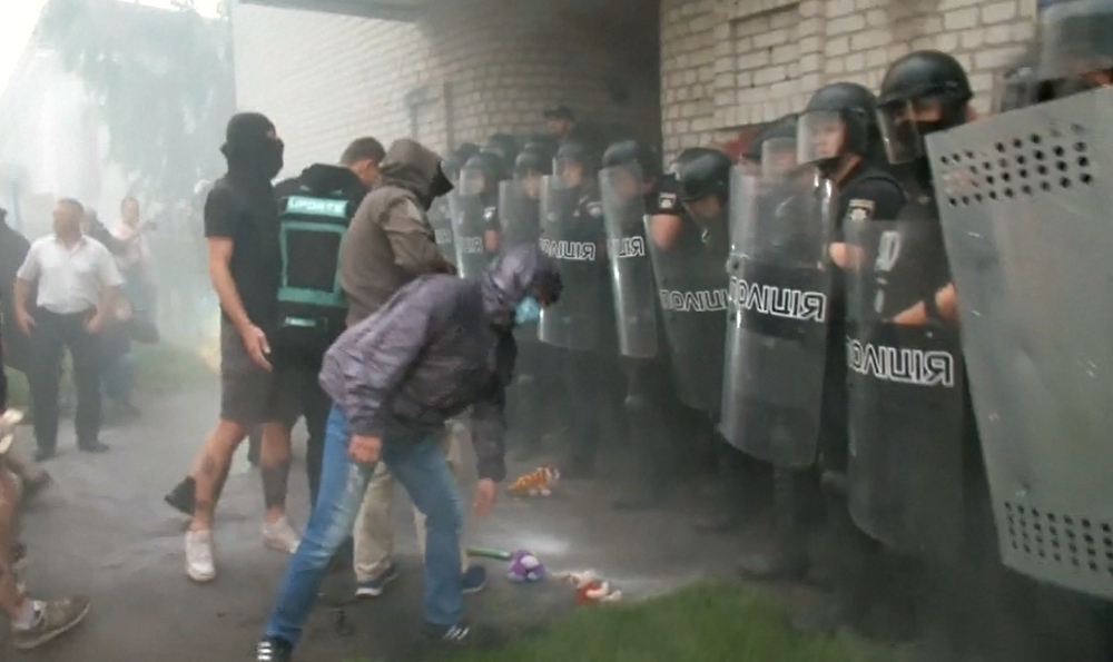 Stovky ľudí vyšli na protest do ulíc po zastrelení 5-ročného chlapca opitými policajtmi na Ukrajine