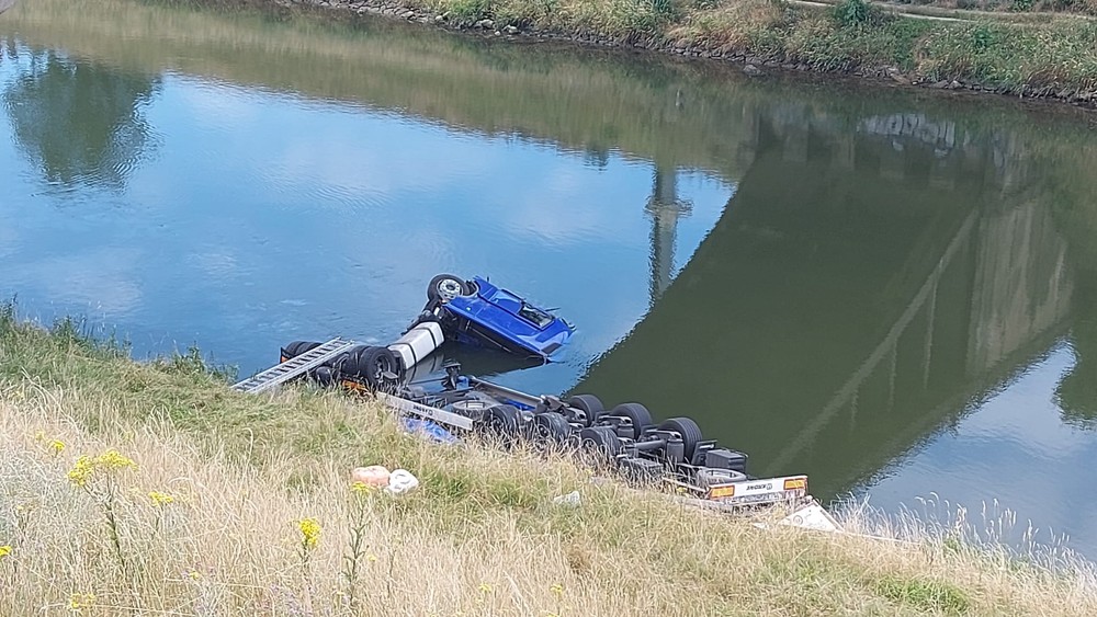 Nehoda kamióna: Vodič zletel z mosta