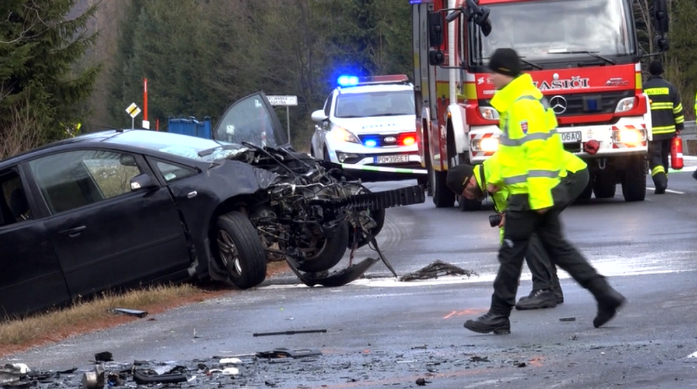 Nehoda dvoch áut si vyžiadala letecký transport. V jednom z áut ostal zakliesnený vodič