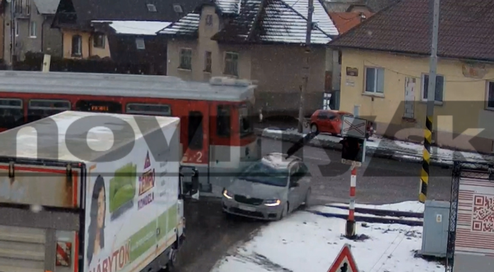 Vodič prežil zrážku s vlakom, auto tlačil pred sebou takmer tridsať metrov
