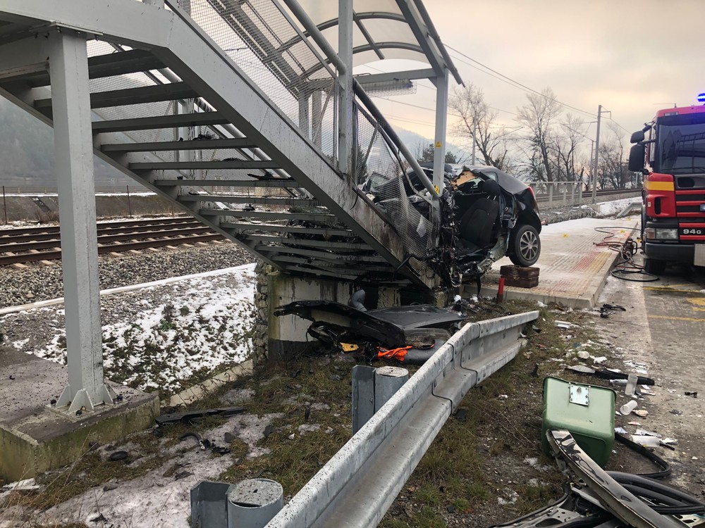 Čelná zrážka s železničným nadchodom sa vodičovi stala osudnou