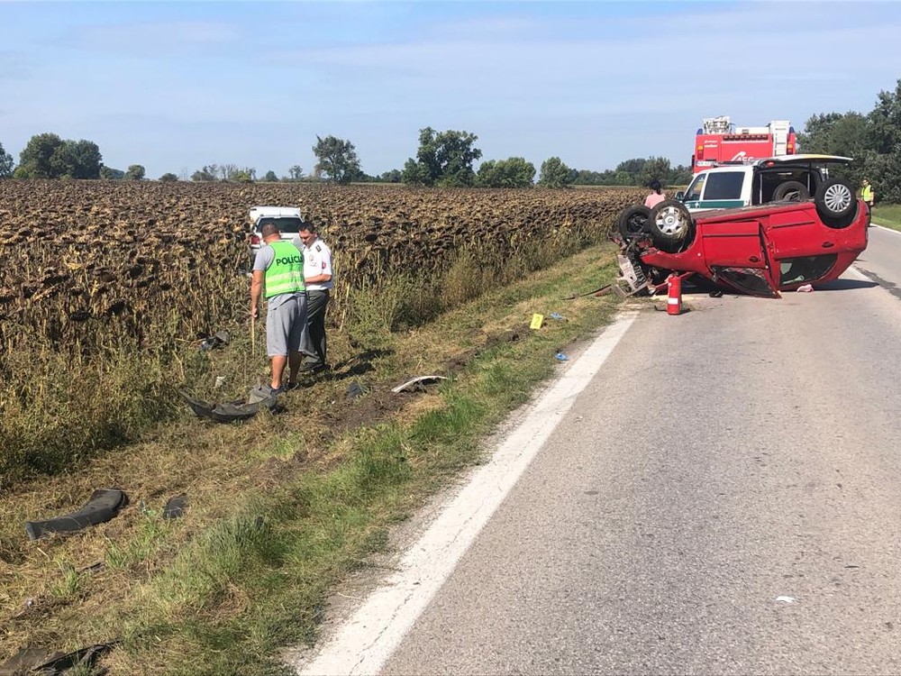 Pri čelnej zrážke zomrel muž. Spolujazdkyňu urýchlene transportovali leteckí záchranári 