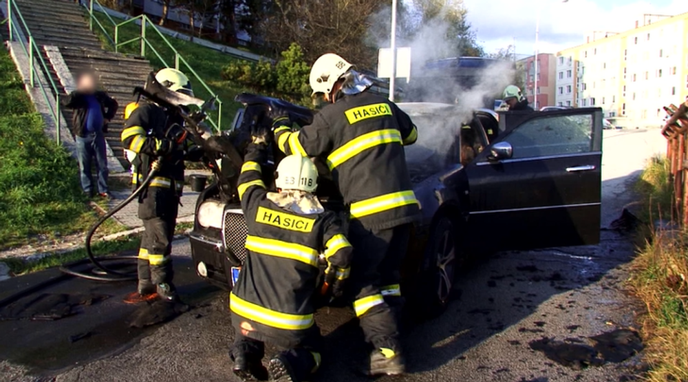 Mladej žene začalo horieť auto počas jazdy. Pred plameňmi sa snažila uniknúť aj so svojim dieťaťom