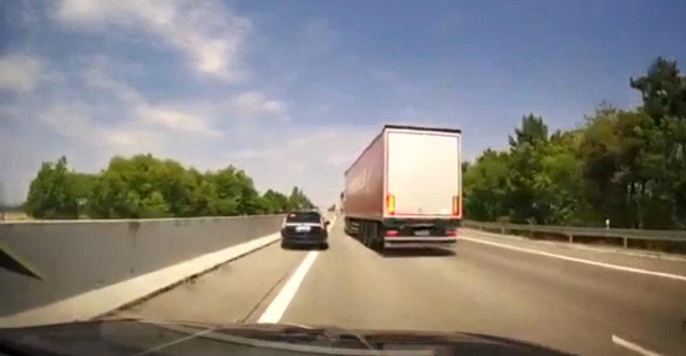 Šialený kamionista vytláčal autá do zvodidiel 