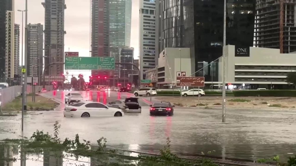 [multi] Povodeň v Dubaji 2 645