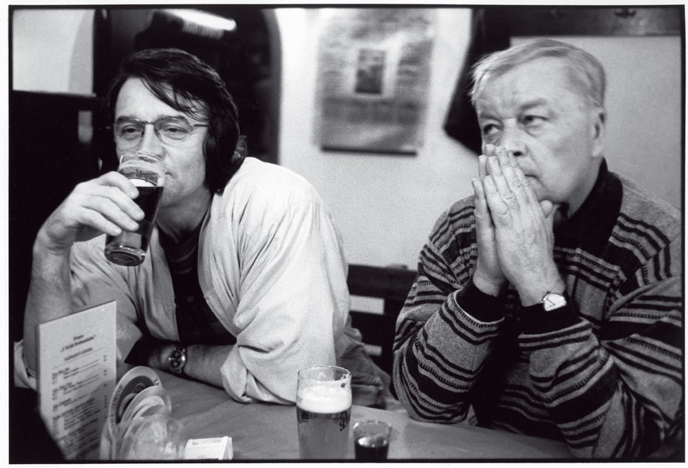 Tanečník Vlastimil Harapes a dramatik Josef Topol u Krále Brabantského v Thunovskej ulici