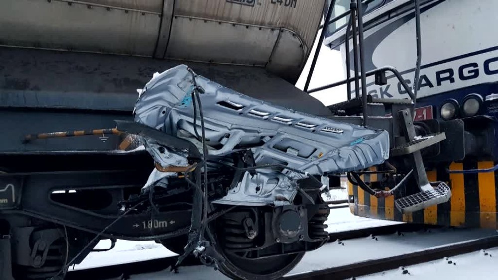 Auto narazilo do vlaku. Predná časť vozidla ostala visieť z vozňa1683