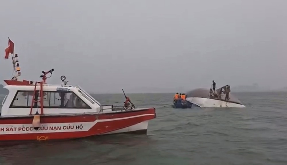 Vietnam_Boat_Capsizing533353 (1)