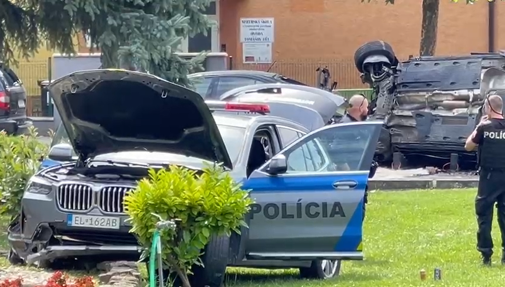 policia zdemolovane auto