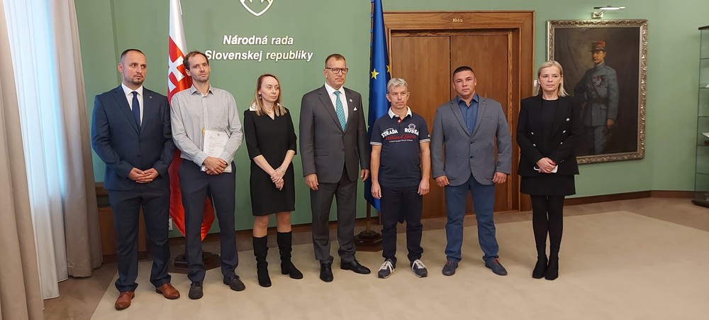 Po lekároch hrozia výpoveďami aj záchranári