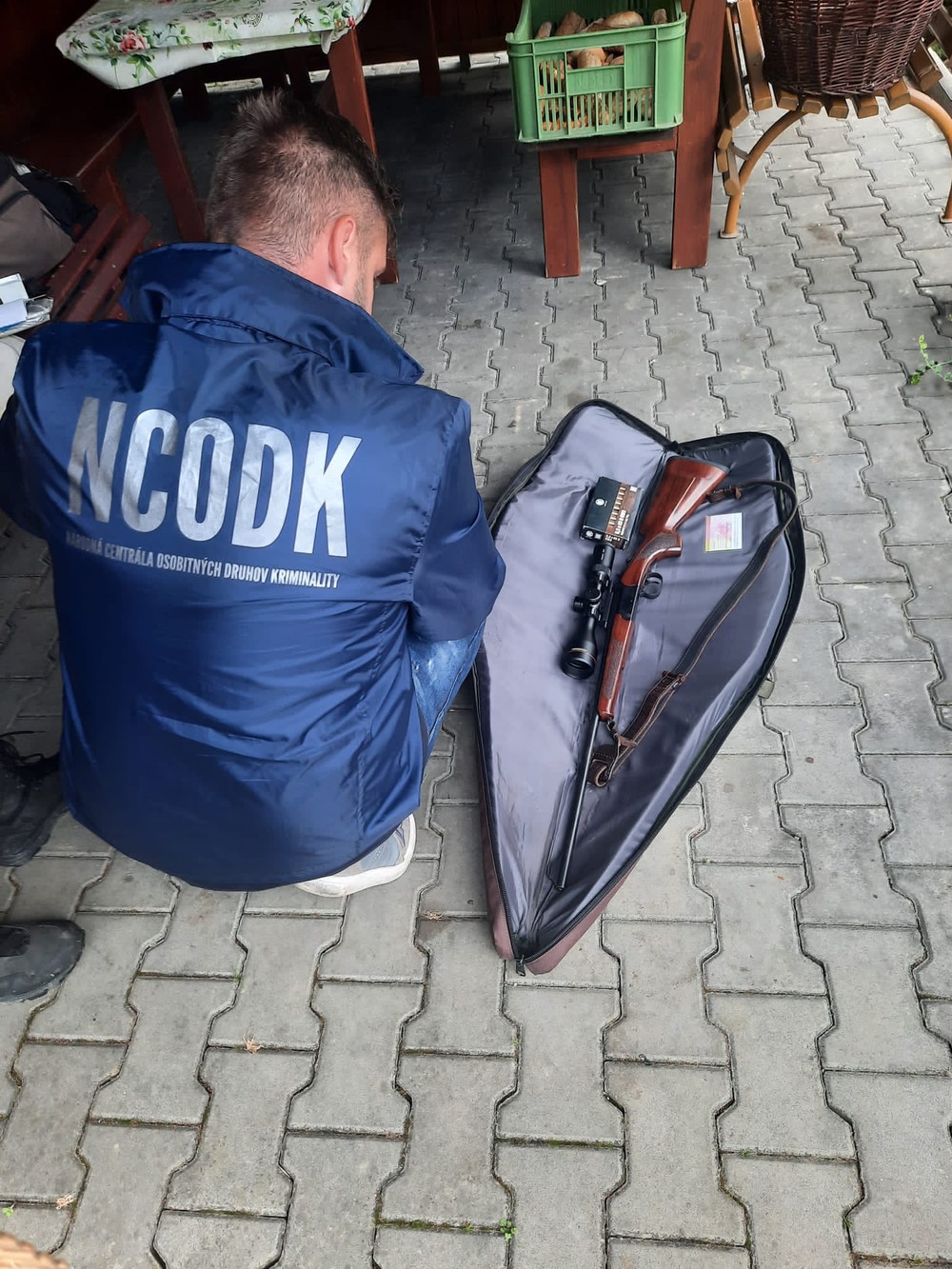 Pytliak zastrelil jeleňa medzi rodinnými domami (2)