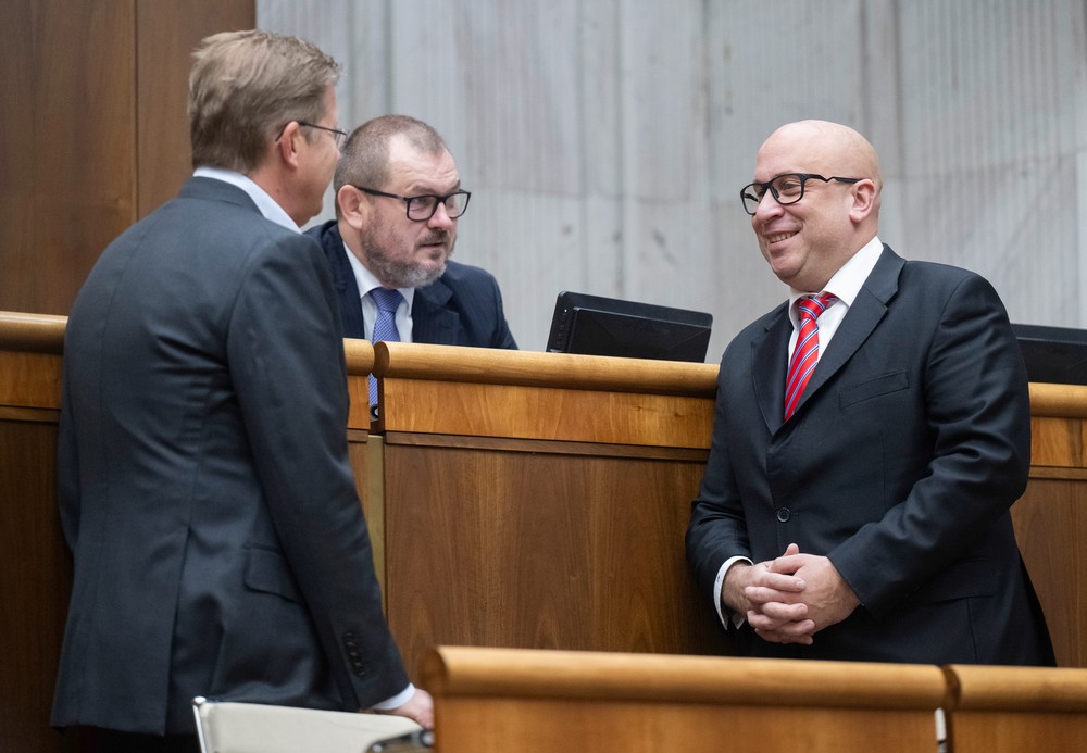 44. schôdza Národnej rady SR - mimoriadna. Vyslovenie nedôvery ministrovi dopravy SR Jozefovi Rážovi.