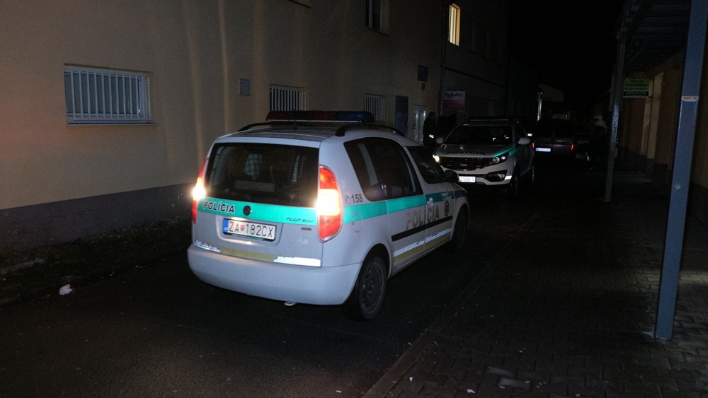 Kukláči vtrhli do jednej z kancelárií v blízkosti centra Bytče. V putách odviedli troch mužov