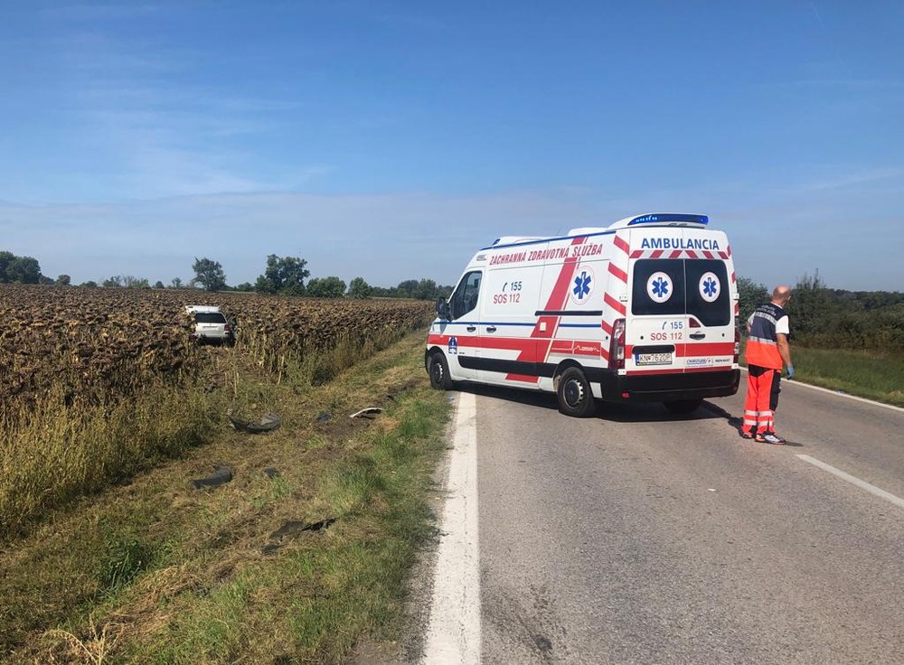 Pri čelnej zrážke zomrel muž. Spolujazdkyňu urýchlene transportovali leteckí záchranári 