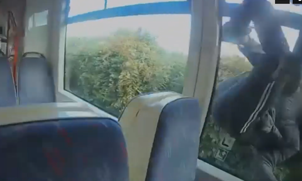 Muž sa dal na útek pred revízorom veľmi nezvyčajným spôsobom 