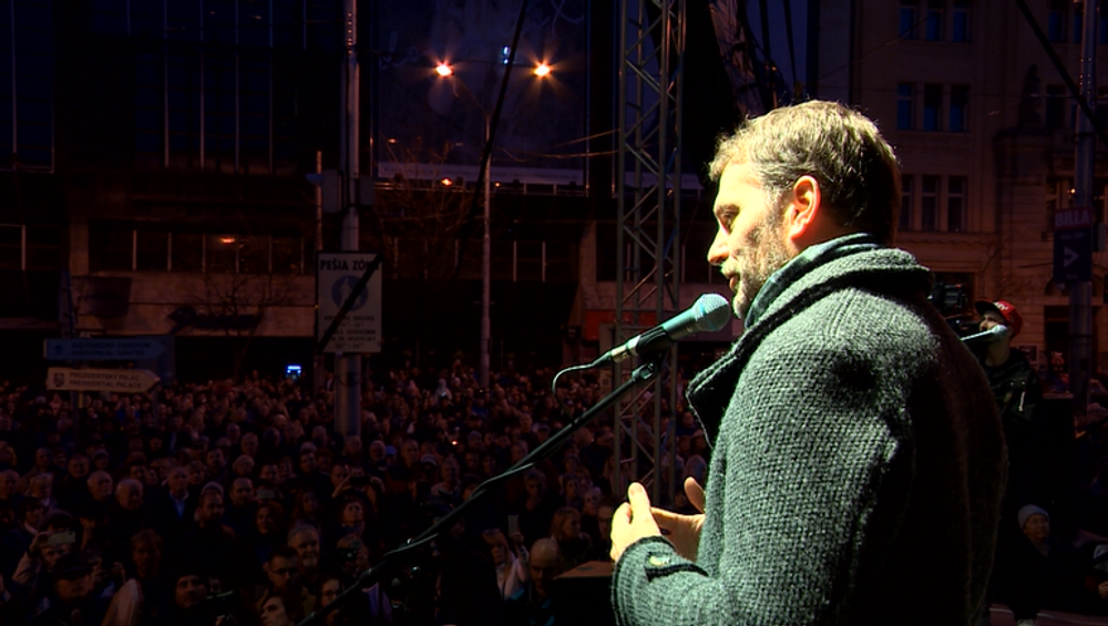 Námestia po tridsiatich rokoch opäť ožili. Ľudia si pripomenuli odvahu novembrovej generácie