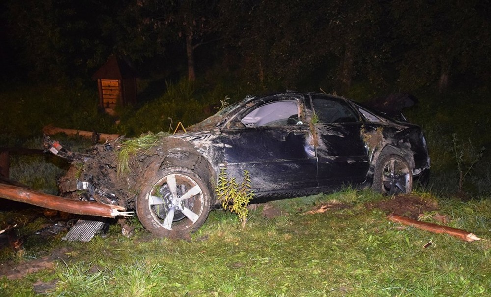 Opitý vodič skončil s autom v koryte potoka. To mu však neprekážalo, pokračoval ďalších 50 metrov