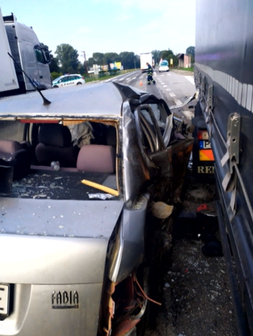 Vážna nehoda na Záhorí. Po náraze do kamióna odhodilo auto pod náves druhého kamionistu