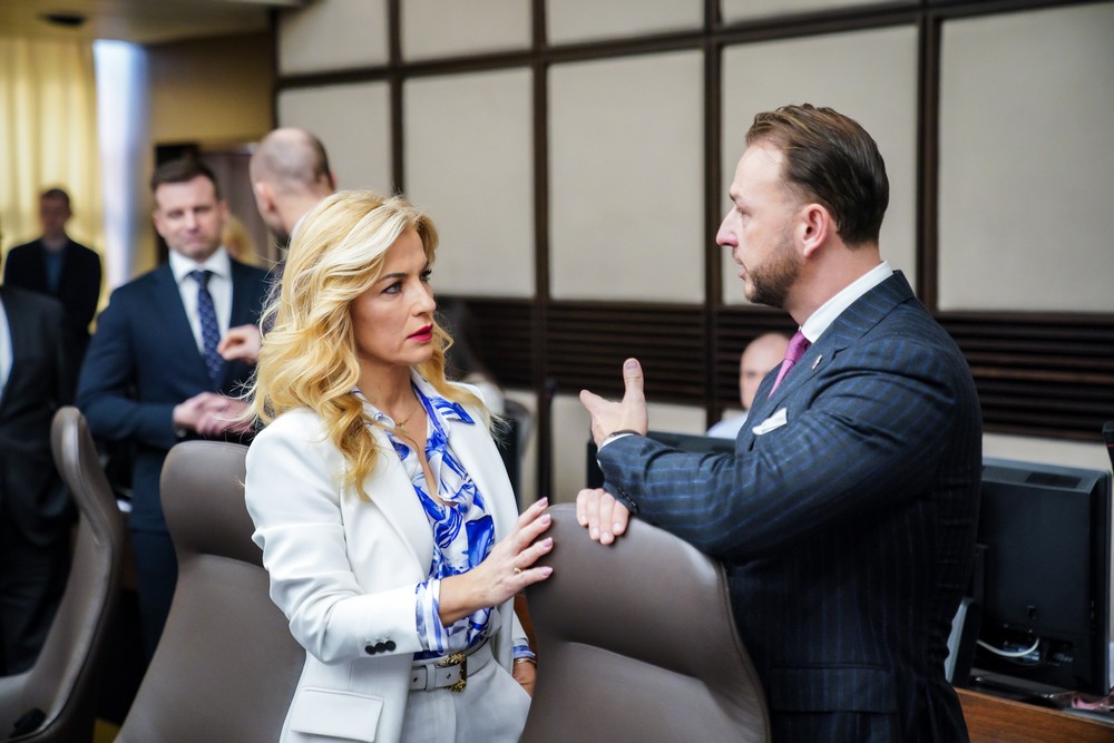 vlada 21.2 (7) Šimkovičová Šutaj Eštok