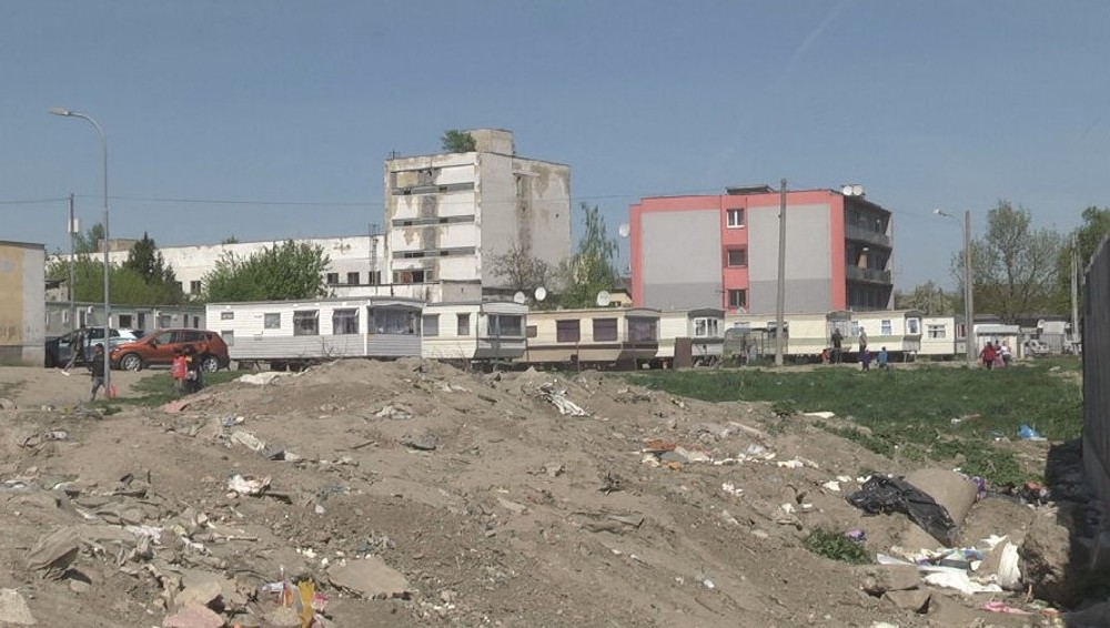 romovia sa nastahovali do mobilnych domcekov (1)