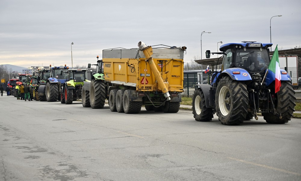 protest farmari polnohospodari traktory MICHALOVCE (2)