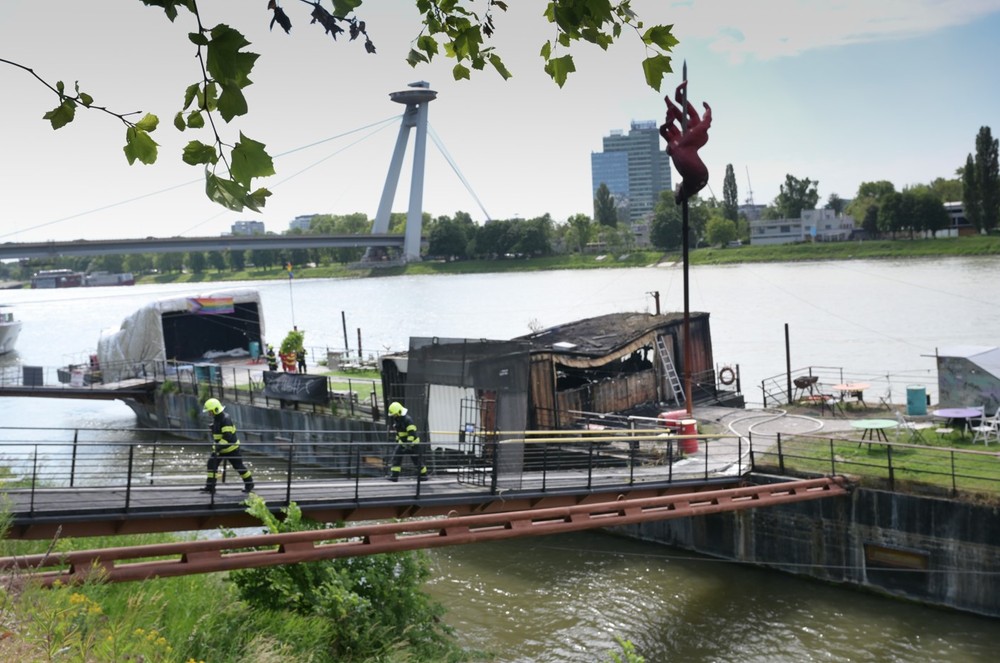 požiar PINK WHALE (3)
